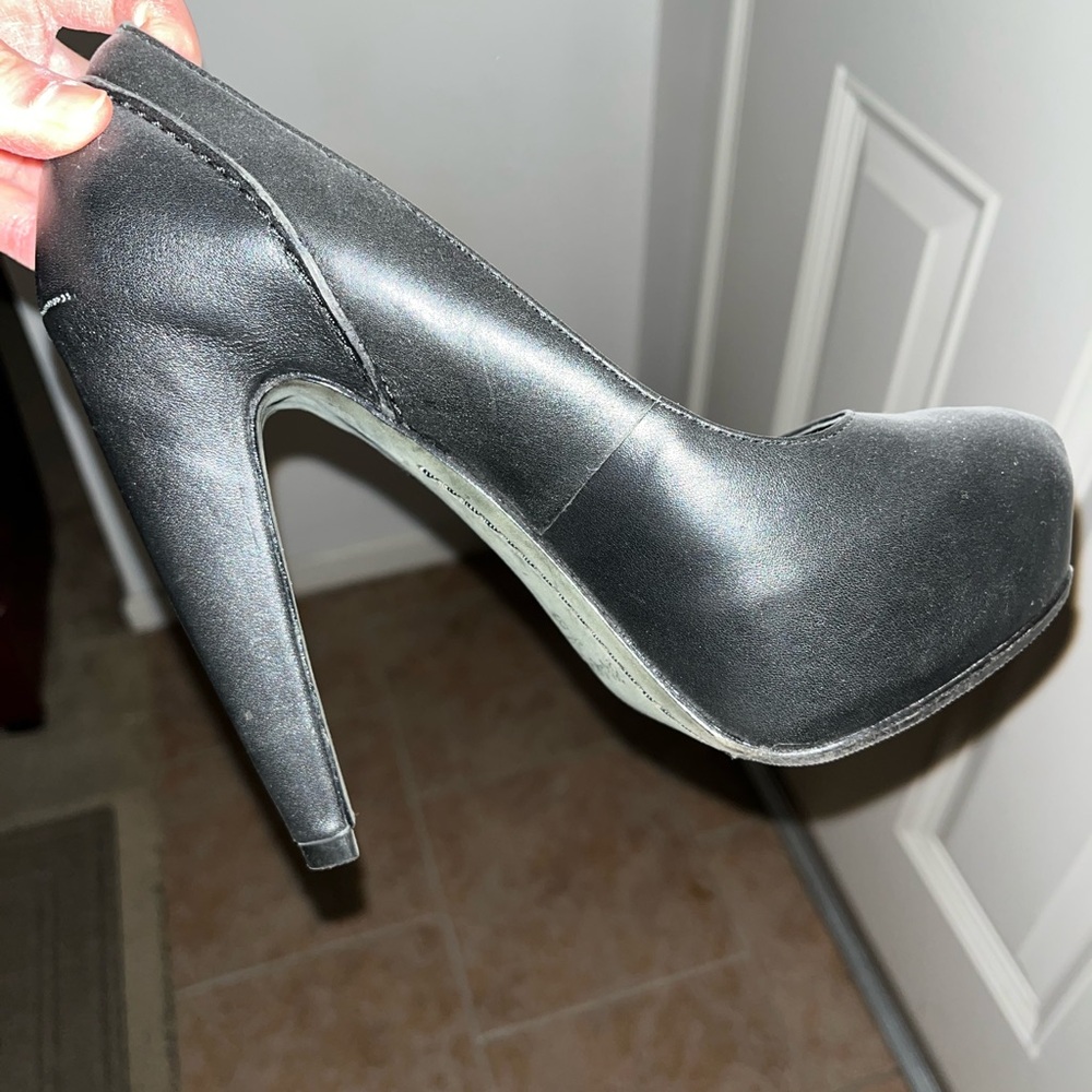 Elizabeth and James Black High Heel Pumps
